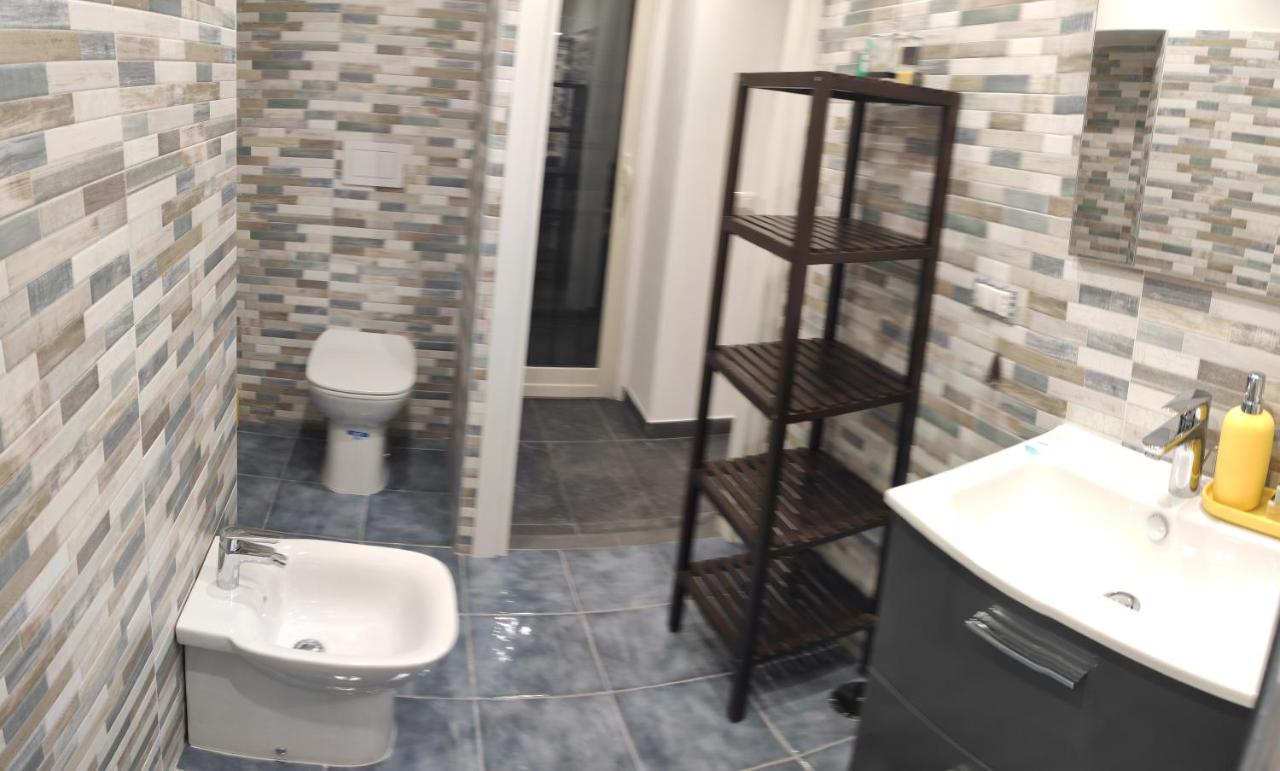 Hotel New Little House Napoli Esterno foto
